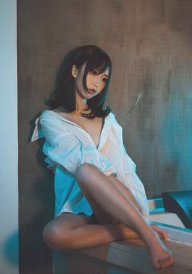 欧美一区国产_十万网红美女美酱
